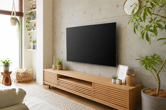 コンクリート壁に壁掛けされたテレビ