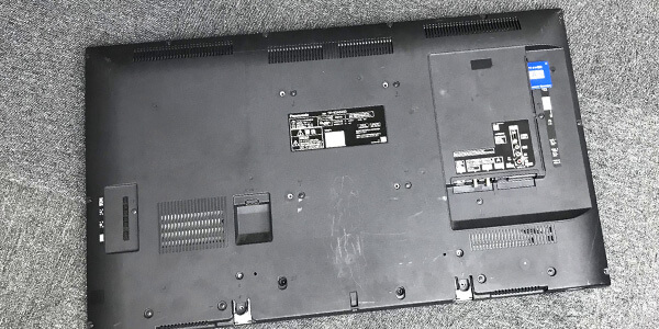 テレビの背面を確認する